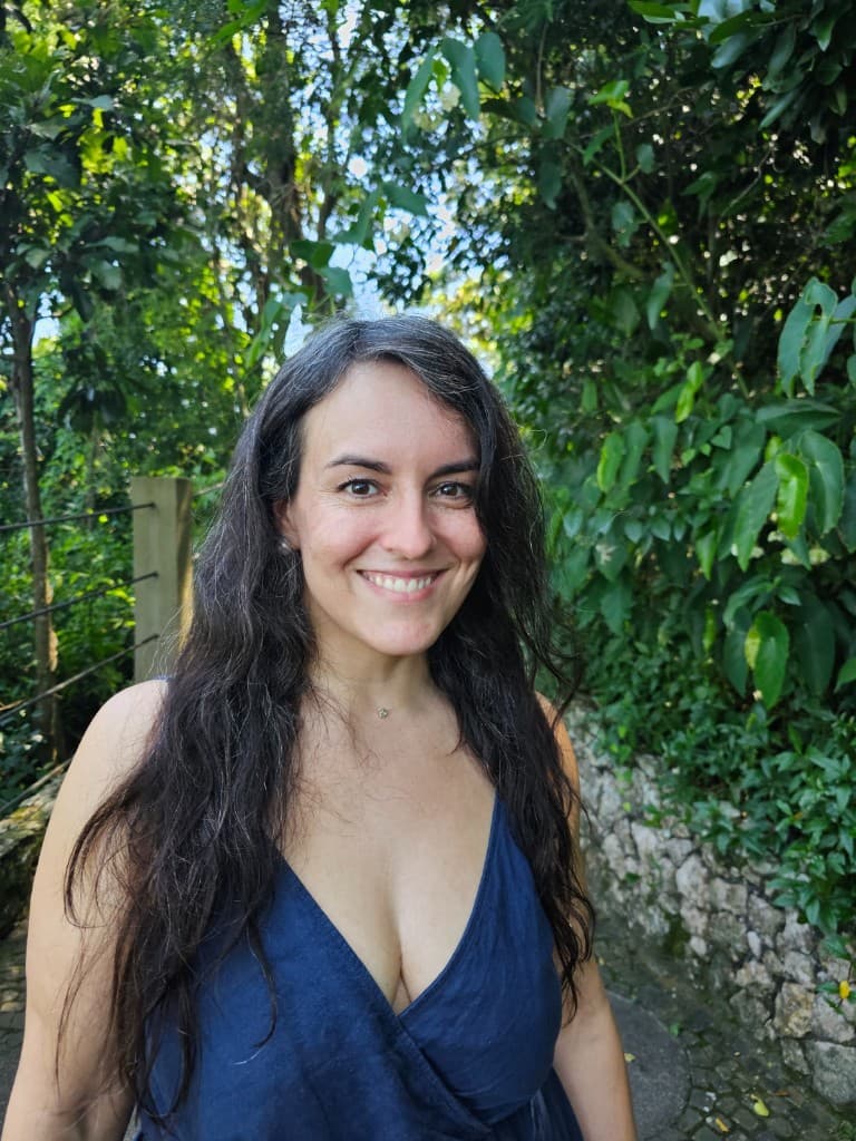 Bárbara Raby sonriendo al aire libre.